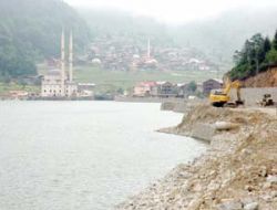 Uzungöl’de Duvar Yıkılıyor