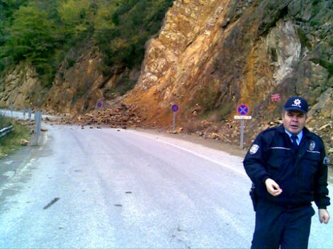 Kayalıklar Yine Düştü