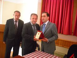 Çaykara Kaymakamına Plaket