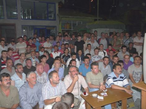 Çaykara, Maçı Sokakta İzledi 4 Çaykara, Maçı Sokakta İzledi 4