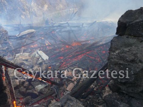 Ataköy’de Bir Ev Yanarak Kül Oldu 2