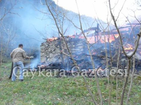 Ataköy’de Bir Ev Yanarak Kül Oldu 5
