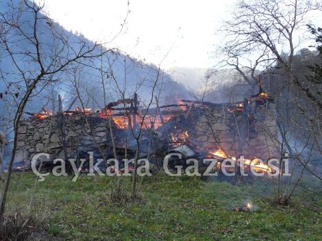 Ataköy’de Bir Ev Yanarak Kül Oldu 6