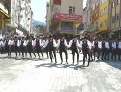 Cansu Kuzeyin Uşakları Çaykara'da 2 https://www.caykaragazetesi.com/wp-content/uploads/2011/07/cansu-kuzeyin-usaklari-caykara-da-2.jpg