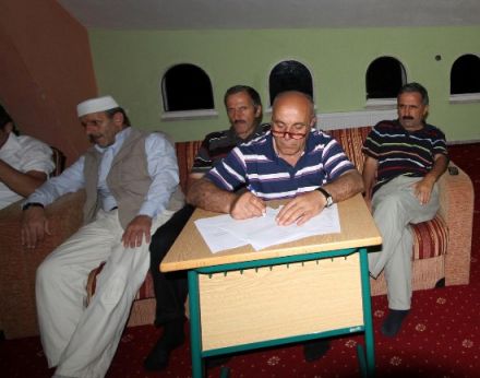 Bayramda Köylüler Bir Araya Geldi 9 https://www.caykaragazetesi.com/wp-content/uploads/2011/09/bayramda-koyluler-bir-araya-geldi-9.jpg
