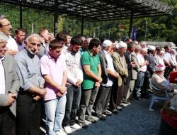 https://www.caykaragazetesi.com/wp-content/uploads/2011/09/polis-memuru-ali-riza-demirci-son-yolculuguna-ugurlandi-3.jpg
