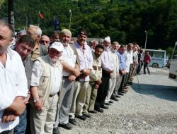https://www.caykaragazetesi.com/wp-content/uploads/2011/09/polis-memuru-ali-riza-demirci-son-yolculuguna-ugurlandi-4.jpg