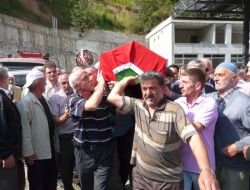 https://www.caykaragazetesi.com/wp-content/uploads/2011/09/polis-memuru-ali-riza-demirci-son-yolculuguna-ugurlandi-6.jpg