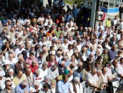 https://www.caykaragazetesi.com/wp-content/uploads/2011/09/polis-memuru-ali-riza-demirci-son-yolculuguna-ugurlandi-7.jpg