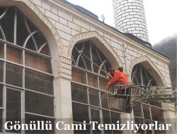 Gönüllüler Cami Temizliyor