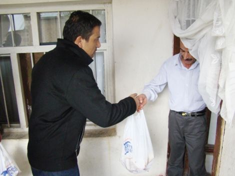 Çaykaralı Gönüllüler Kurban Eti Dağıttı 2 Çaykaralı Gönüllüler Kurban Eti Dağıttı 2