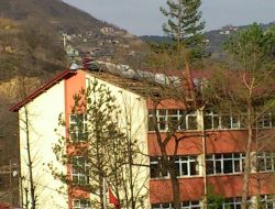 Çaykara’da Şiddetli Rüzgar Lisenin Çatısını Uçurdu