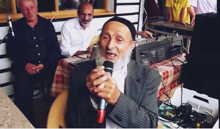 Bu dede taklitleriyle güldürüyor