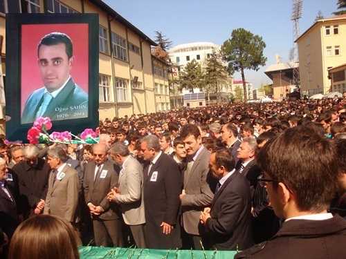 37 Yaşındaki Öğretmen Oğuz Şahin Toprağa Verildi