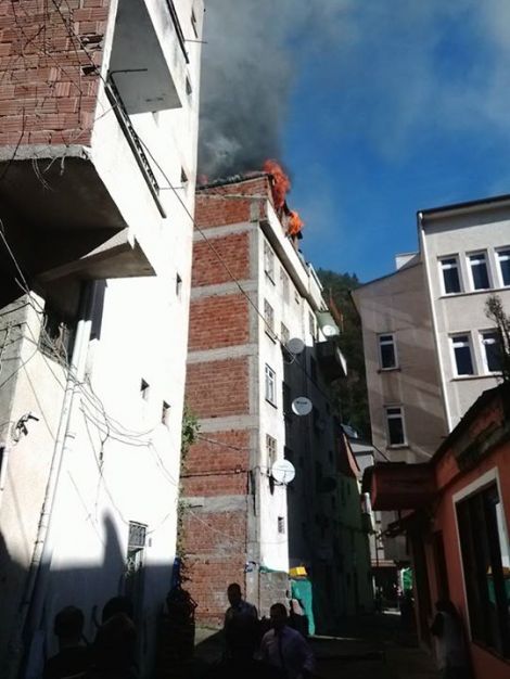 Çaykara'da 6 Katlı Binada Yangın Çıktı 3