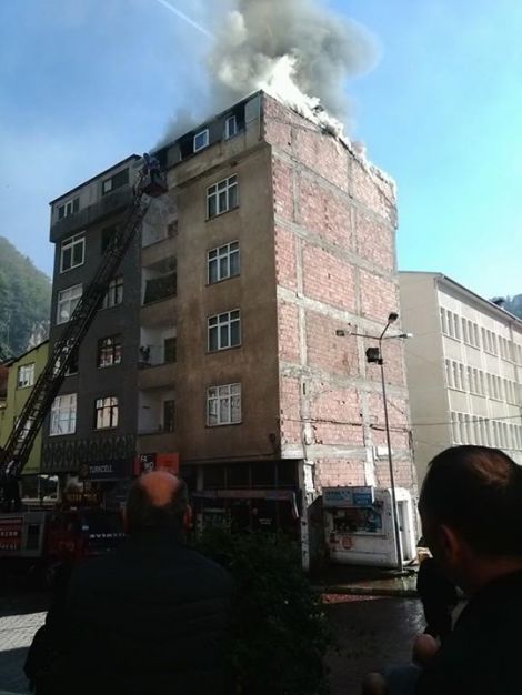 Çaykara'da 6 Katlı Binada Yangın Çıktı 4