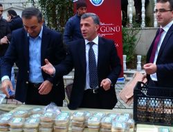 Belediye Başkanı Hanefi Tok Aşure Dağıttı