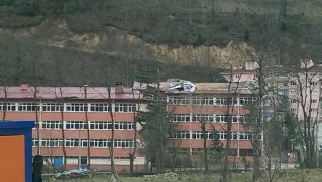 Çaykarada Şiddetli Rüzgar Çatıları Uçurdu 2 Çaykarada Şiddetli Rüzgar Çatıları Uçurdu 2