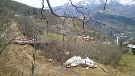 Çaykarada Şiddetli Rüzgar Çatıları Uçurdu 4 Çaykarada Şiddetli Rüzgar Çatıları Uçurdu 4