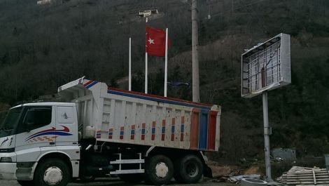 Çaykarada Şiddetli Rüzgar Çatıları Uçurdu 6 Çaykarada Şiddetli Rüzgar Çatıları Uçurdu 6