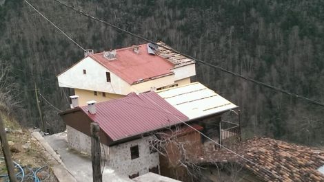 Çaykarada Şiddetli Rüzgar Çatıları Uçurdu 9 Çaykarada Şiddetli Rüzgar Çatıları Uçurdu 9