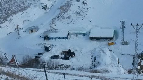 Çığ Altındaki İşçilere Ulaşılmaya Çalışılıyor 3 caykara_cig_felaketi_11.01 (1)
