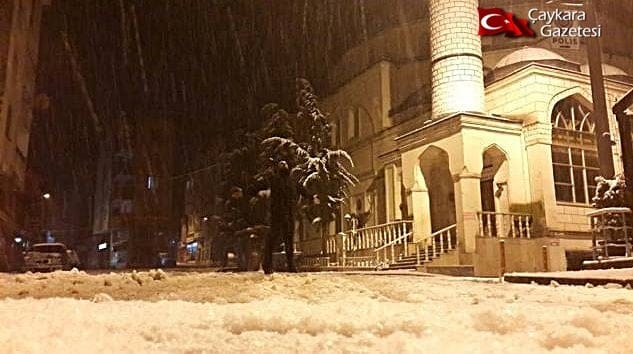 Çaykara ve Dernekpazarı’nda Kar Yağışı Başladı