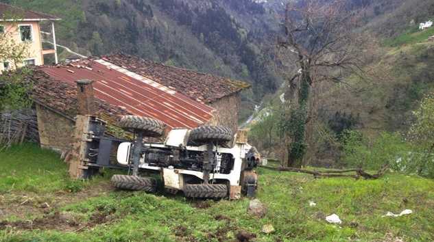 İş makinesiyle takla attı, kolu kırıldı 1 telat-kaza