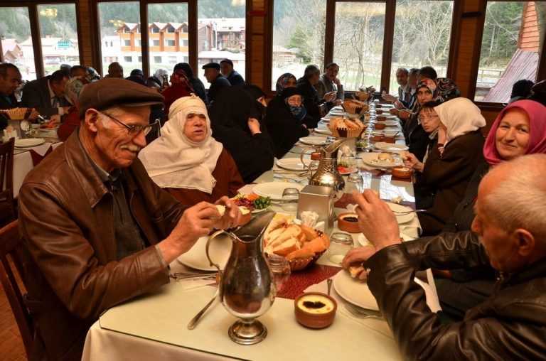 Gümüşhane’den 100 yaşlı vatandaş Uzungöl’ü gezdi