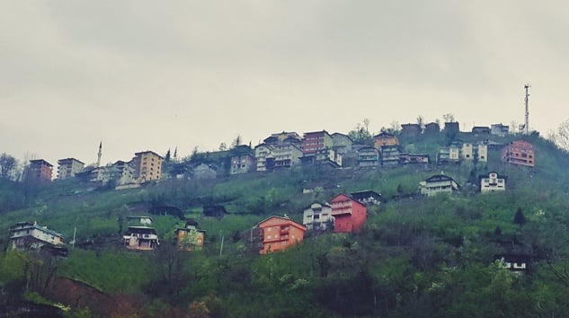Yamaca kurulmuş şehirler
