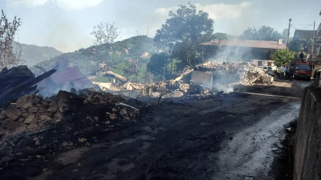 Dernekpazarı Akköse’de büyük yangın 3 ev tamamen kül oldu