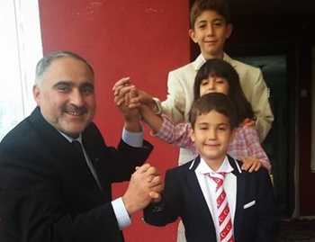 bayrağı öpen çocuk1
