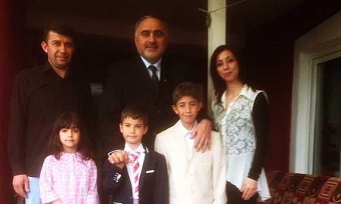 Bayrağı öperek herkesin tanıdığı çocuğu ödüllendirdiler