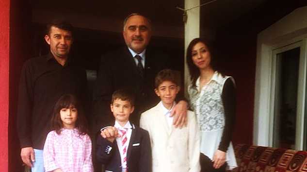 Bayrağı öperek herkesin tanıdığı çocuğu ödüllendirdiler