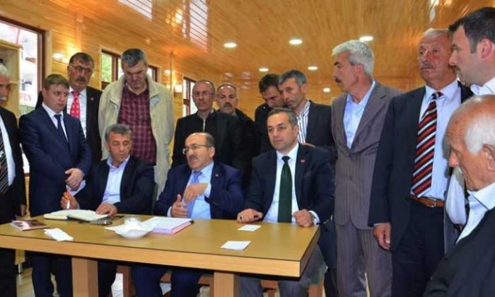Gümrükçüoğlu Çaykara’da muhtarlarla toplantı yaptı