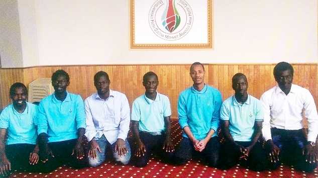 Çaykara’lı Şeyh’ül Kurra Ali Şahin yabancı öğrencilere icazeti veriyor