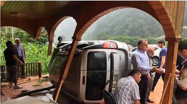 Arap turistleri taşıyan araç takla attı