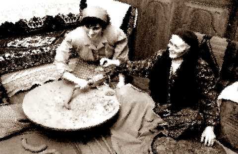 Kaynanaların zalim olduğu zamanda gelin, gelinlerin zalim olduğu zamanda kaynana olmak