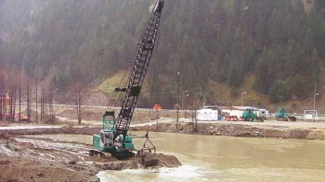Uzungöl çamurdan temizlendi