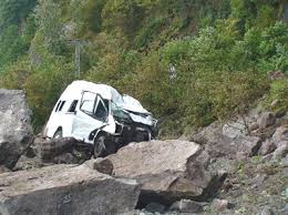 Çaykara’da aracın üzerine düşen kaya iki can aldı