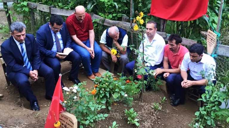 Ahmet Metin Genç şehidimizin mezarını ziyaret ederek Yasin okudu