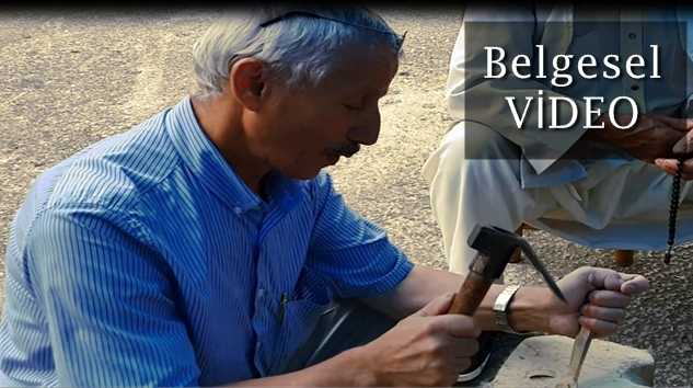 Çaykara pazarında bir kaşık ustası