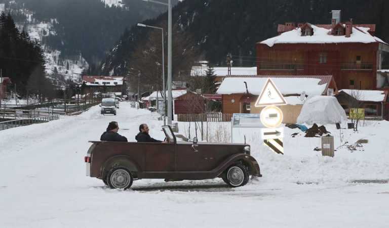 Uzungöl'ün maskotu "tahta araba" kış testini geçti 1 uzungol_ahsap_araba1