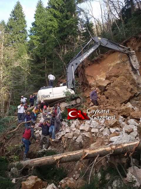 Kabataş Mahallesinde İş Makinesinesin üzerine kayalar düştü 2 kabatas_mahallesi_kaza (2)