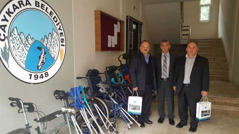 Çaykaralı gurbetçiler engelli araçları bağışladı