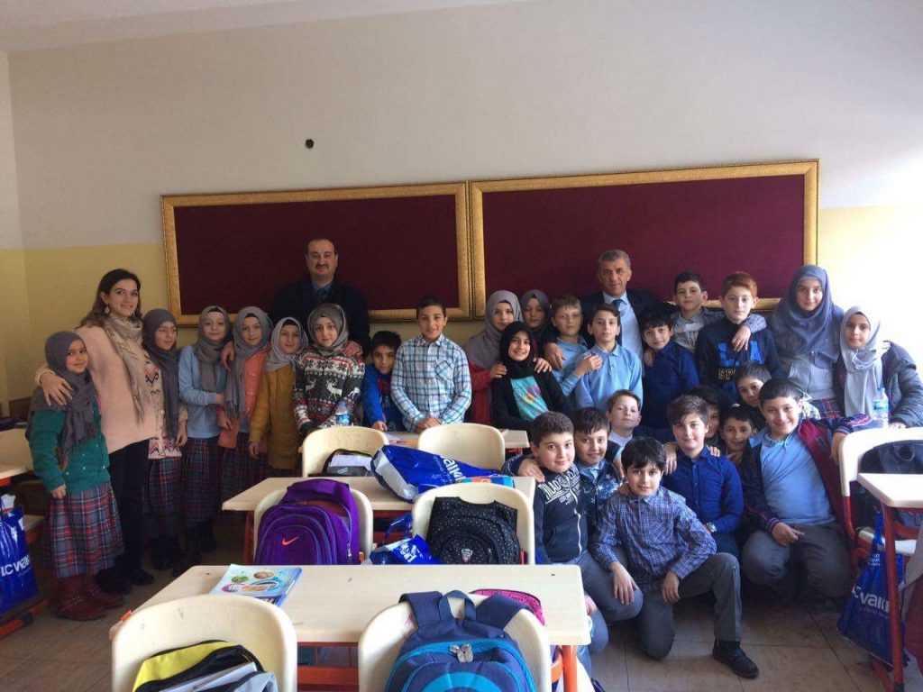 Çaykara'da 1245 öğrenciye kıyafet hediyesi 112