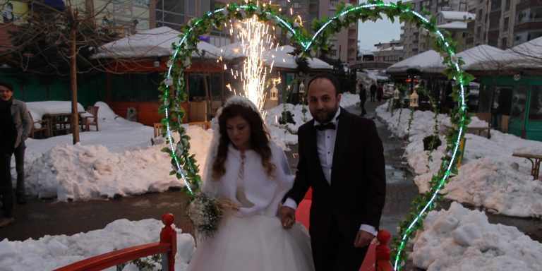 Furkan ile Hatice dünya evine girdiler 1 Furkan ile Hatice dünya evine girdiler 1