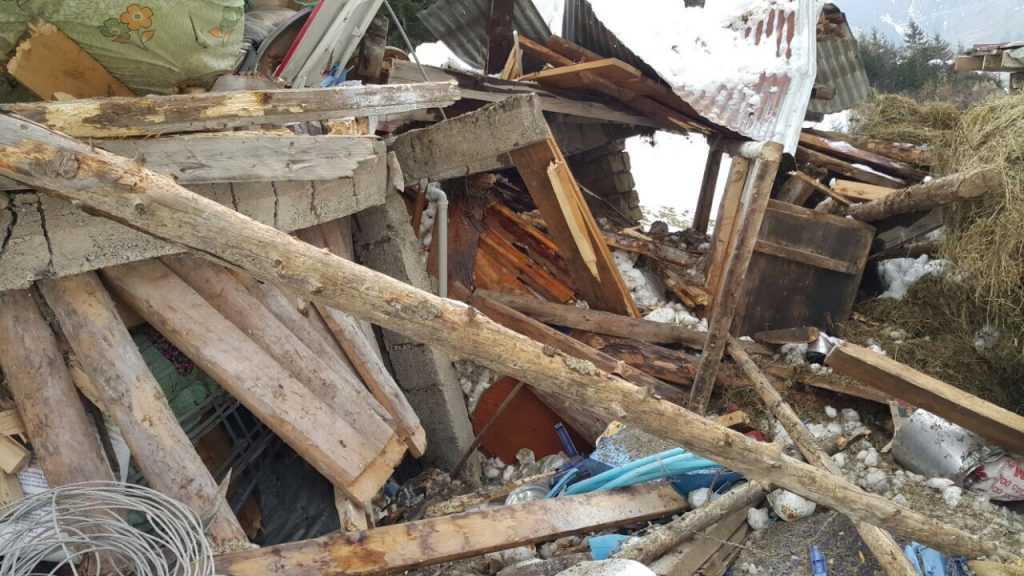 Karaçam'da çığ bir evi yıktı 2