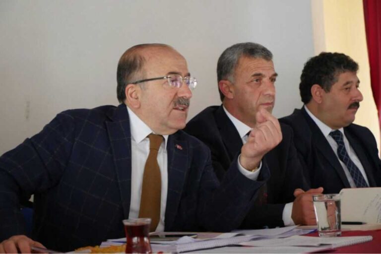 Gümrükçüoğlu Çaykara’da muhtarlarla toplantı yaptı