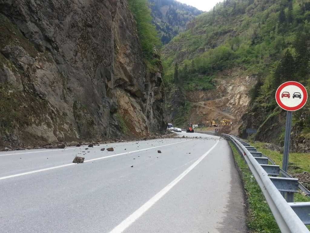 Uzungöl yolunda kayalara önlem alınıyor 2